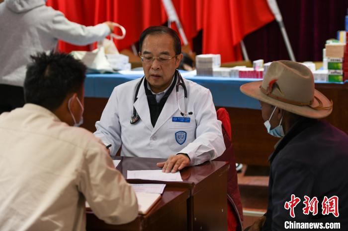 北京大學(xué)人民醫(yī)院心臟中心副主任、博士生導(dǎo)師王偉民為農(nóng)牧民問診。　江飛波 攝