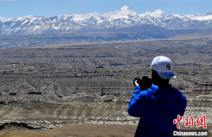 4月5日，游客在觀景臺拍攝札達土林。　李林 攝