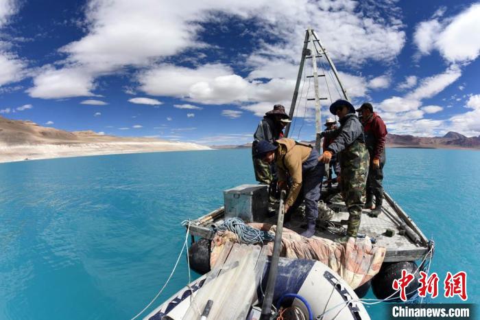 科考隊(duì)員在湖泊鉆探平臺(tái)上小心搬運(yùn)采集的巖芯樣品?！?lt;a target='_blank' ><p  align=