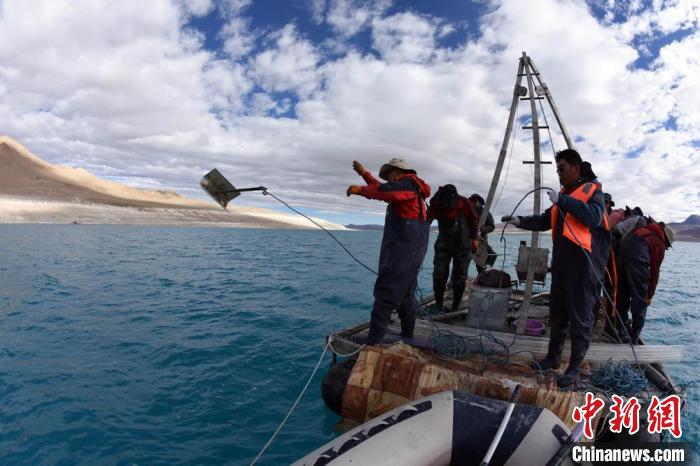 科考隊(duì)員在湖泊鉆探平臺(tái)上拋固定平臺(tái)的錨?！?lt;a target='_blank' ><p  align=