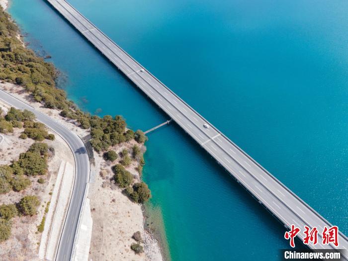 圖為西藏林拉高等級公路多布湖段風(fēng)光?！〗w波 攝