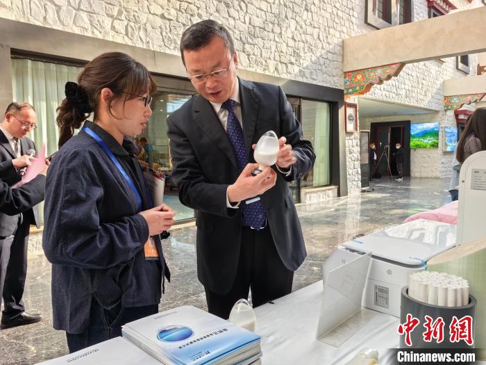 圖為簽約企業(yè)現(xiàn)場推介自己的產(chǎn)品。　趙延 攝