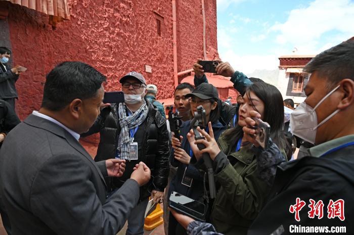 圖為中外媒體采訪布達拉宮管理處相關負責人?！≮w朗 攝