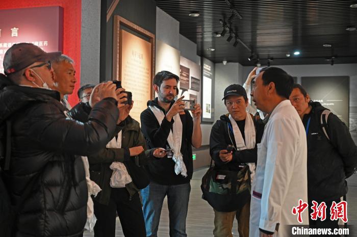 圖為中外媒體采訪西藏自治區(qū)藏醫(yī)院相關負責人?！≮w朗 攝