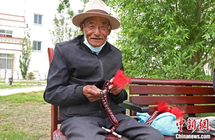 圖為曲松縣特困人員集中供養(yǎng)中心老人在做傳統(tǒng)手工編織?！≮w朗 攝