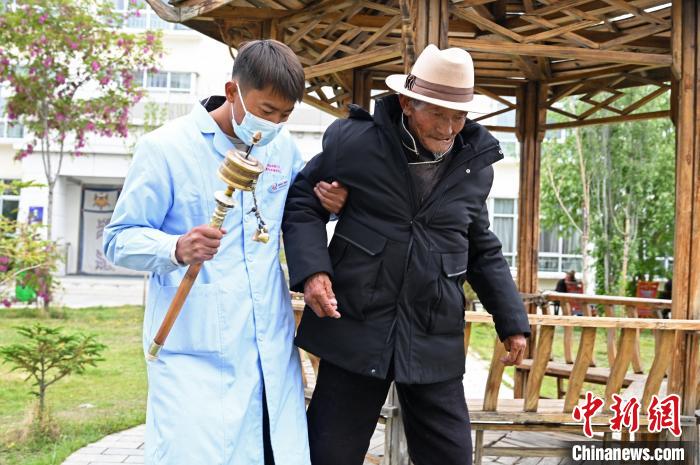 圖為曲松縣特困人員集中供養(yǎng)中心老人索朗歐珠?！≮w朗 攝