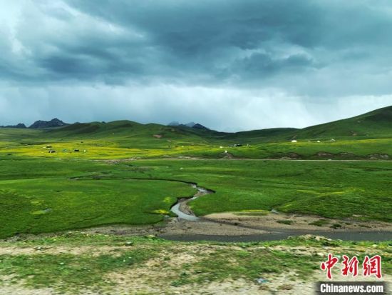 自2005年啟動三江源生態(tài)保護(hù)和建設(shè)工程以來，果洛州共治理黑土灘315.11萬畝，使果洛州生態(tài)環(huán)境15年來得到明顯好轉(zhuǎn)。　孫睿 攝