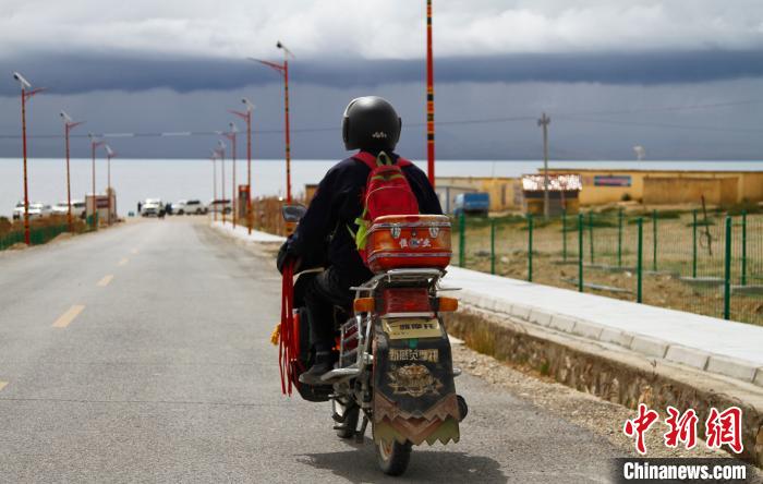 圖為白瑪從家中前往湖邊巡邏。　趙朗 攝