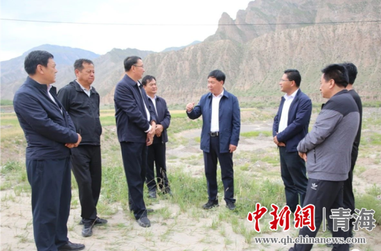 圖為黃南州有關(guān)領(lǐng)導(dǎo)現(xiàn)場踏勘、督導(dǎo)生態(tài)環(huán)保責(zé)任落實情況現(xiàn)場。黃宣攝