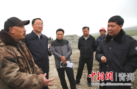 圖為黃南州有關(guān)領(lǐng)導(dǎo)現(xiàn)場踏勘、督導(dǎo)生態(tài)環(huán)保責(zé)任落實(shí)情況現(xiàn)場。黃宣攝