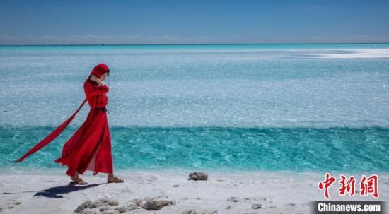 圖為地處柴達木盆地的東臺吉乃爾湖?！∧獑⒚鳌z