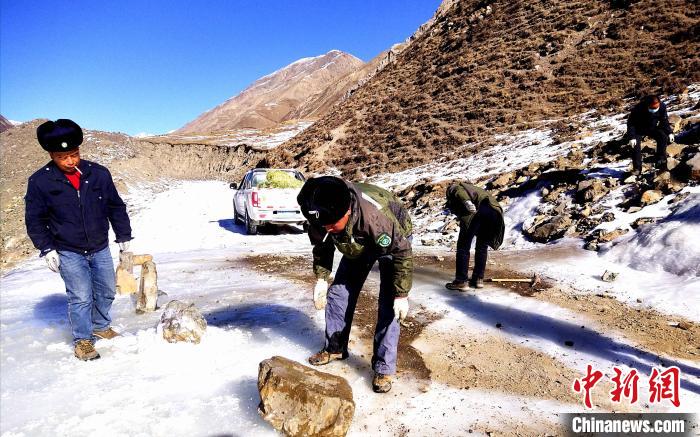 圖為管護(hù)員清理山體落石。受訪者供圖