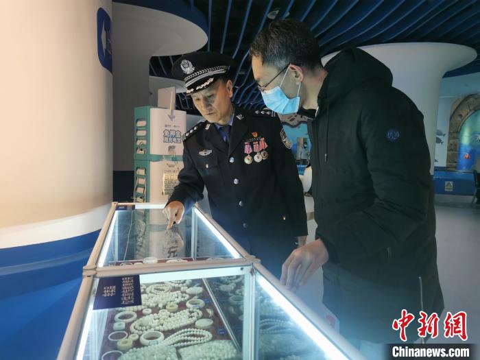 圖為森林警察為游客講解查獲這些象牙制品過程中發(fā)生的真實(shí)故事?！∥乃碱?攝