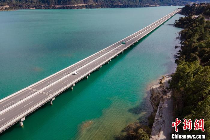 資料圖為西藏拉薩至林芝高等級公路多布湖風光。　江飛波 攝