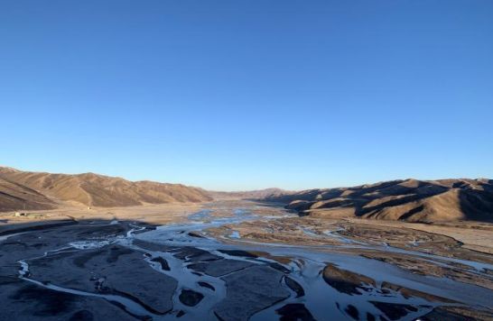 圖為三江源腹地，黃河流經(jīng)達(dá)日縣。（資料圖） 孫睿 攝 　　