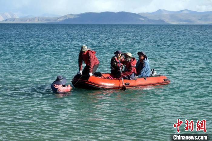 科考隊(duì)員乘充氣快艇考察扎日南木錯(cuò)歸來?！?lt;a target='_blank' ><p  align=