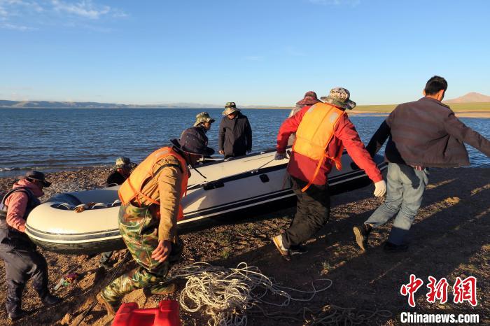 完成達則錯科考任務，科考隊員抬充氣快艇上岸。　<a target='_blank' ><p  align=