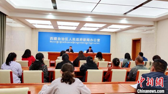 圖為西藏阿里地區(qū)在拉薩召開新聞發(fā)布會(huì)，發(fā)布西藏和平解放70年來阿里地區(qū)經(jīng)濟(jì)社會(huì)發(fā)展成就?！∝暽＠?攝