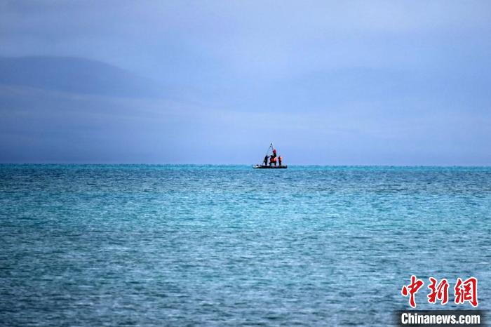 從岸邊營地以長焦鏡頭遠眺，科考隊員在巴木錯作業(yè)?！?lt;a target='_blank' ><p  align=