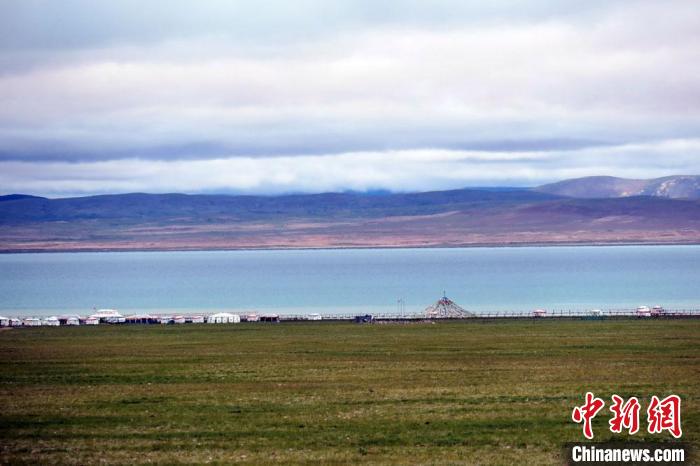 西藏安多縣茲格塘錯岸邊帳篷林立，旅游業(yè)發(fā)展勢頭良好?！?lt;a target='_blank' ><p  align=
