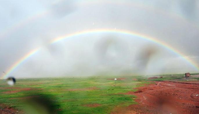 科考隊(duì)員在茲格塘錯采樣返程途中，高原風(fēng)雨彩虹送行。　<a target='_blank' ><p  align=