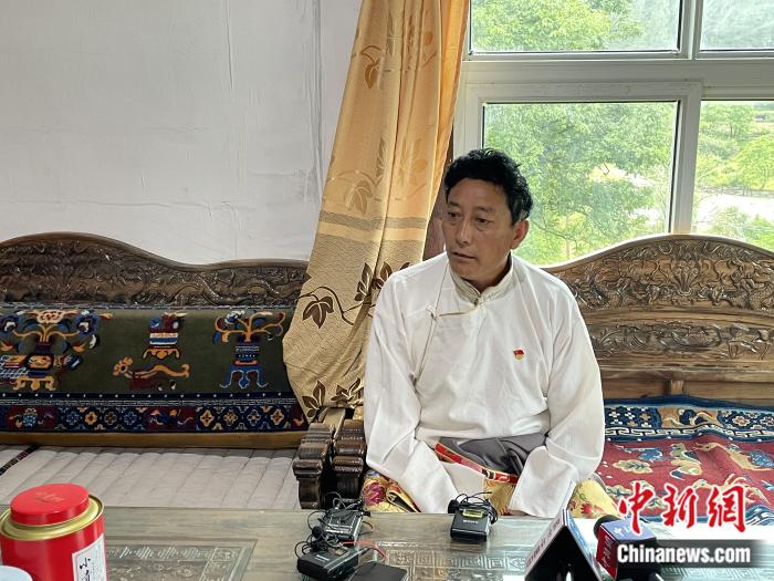 巴卡村黨支部書記、村委會(huì)主任尼瑪次仁。周璟 攝
