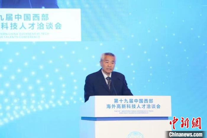 全國(guó)政協(xié)副主席、九三學(xué)社中央常務(wù)副主席邵鴻出席論壇并致辭?！∷拇ㄊ∥y(tǒng)戰(zhàn)部供圖