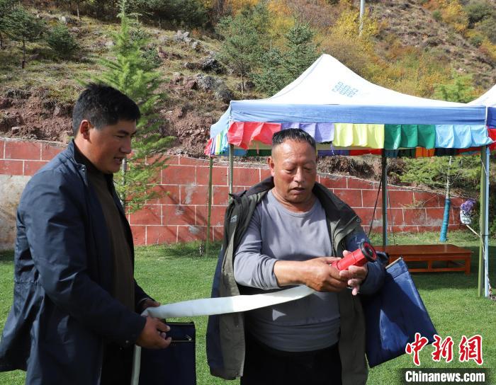 圖為護林員操作體驗滅火裝備?！〔际猩窒乐ш?供圖