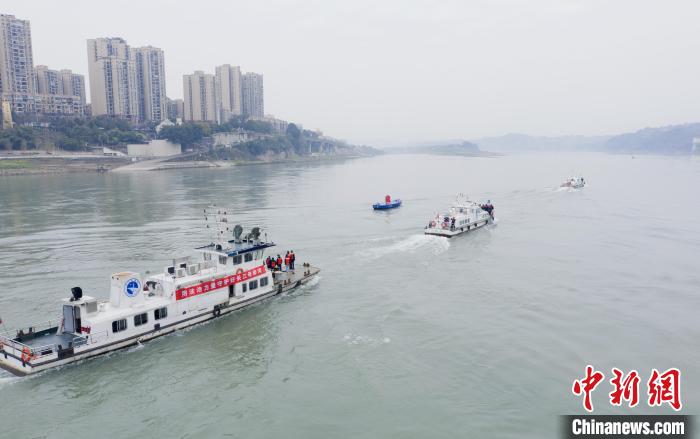 聯(lián)合巡江守護(hù)活動現(xiàn)場?！〗部h融媒體中心 攝