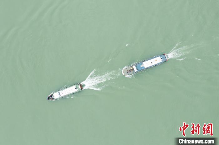 聯(lián)合巡江守護(hù)活動現(xiàn)場。　江安縣融媒體中心 攝