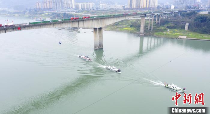 聯(lián)合巡江守護(hù)活動現(xiàn)場。　江安縣融媒體中心 攝