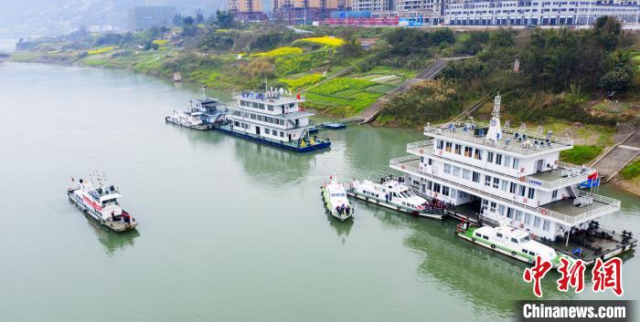 聯(lián)合巡江守護(hù)活動現(xiàn)場?！〗部h融媒體中心 攝