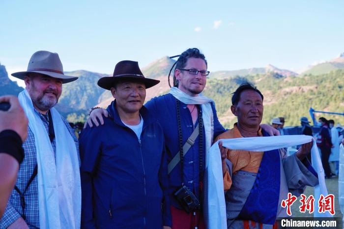 圖為當(dāng)?shù)孛癖娕c外籍?dāng)z影師合影留念?！●R銘言 攝