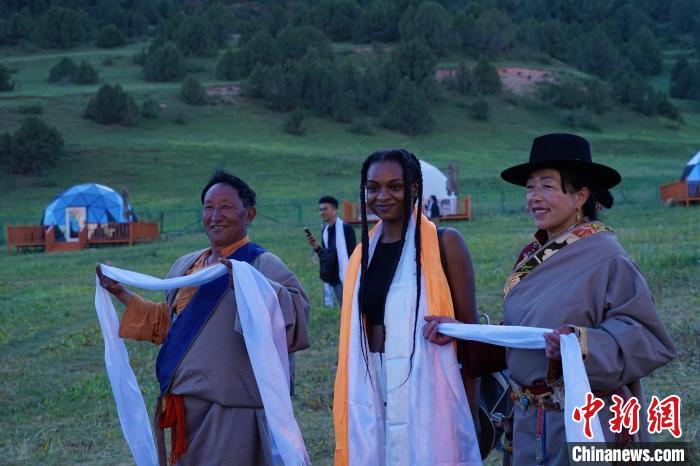 圖為當(dāng)?shù)孛癖娕c外籍留學(xué)生合影留念?！●R銘言 攝