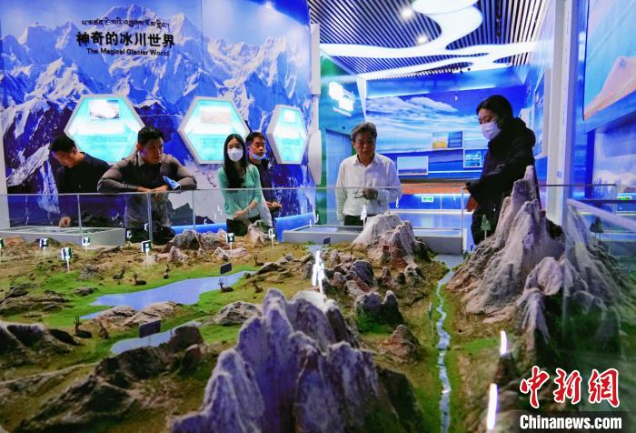 圖為中外嘉賓在玉樹(shù)州博物館內(nèi)參觀?！●R銘言 攝
