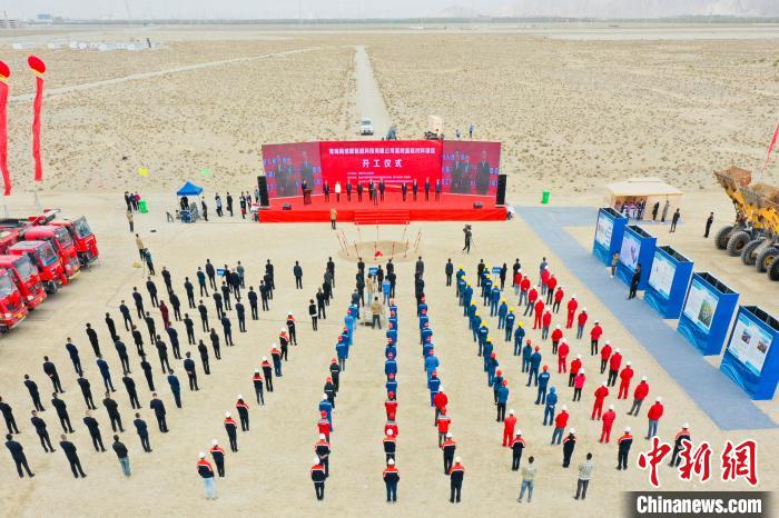 圖為無人機(jī)航拍開工現(xiàn)場?！∷髂辖?攝