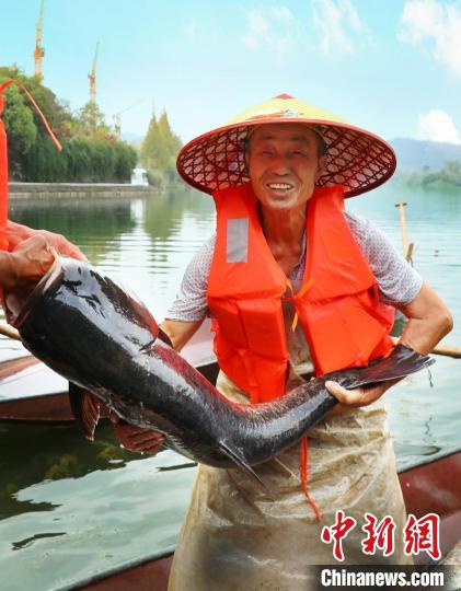 工作人員展示捕撈成果。　主辦方供圖