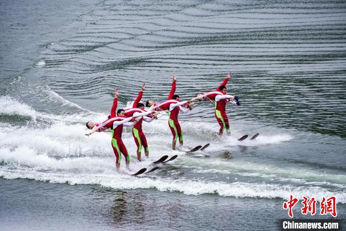 捕魚(yú)節(jié)上的水上表演?！≈鬓k方供圖