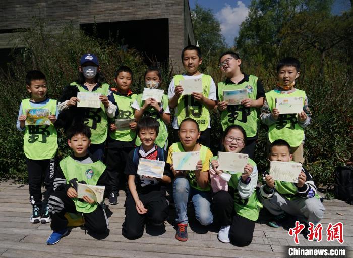 圖為小朋友展示學(xué)習(xí)成果?！●R銘言 攝