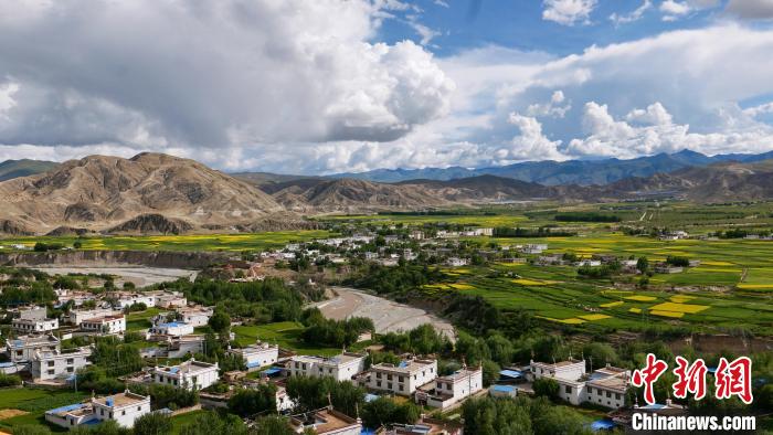 圖為依地形而建的西藏拉薩市尼木縣村居?！≈x牧 攝