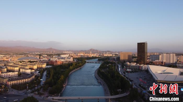 圖為無人機(jī)航拍德令哈巴音河。　何倩楠 攝