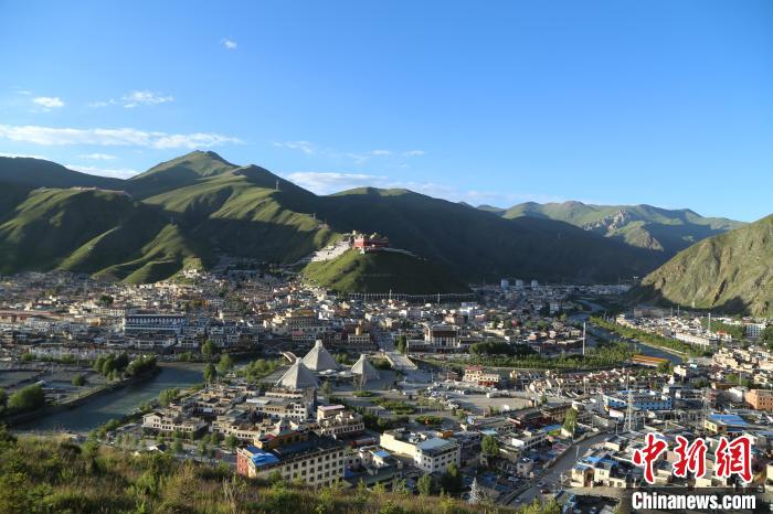 圖為航拍玉樹(shù)市?！∮駱?shù)市委宣傳部供圖