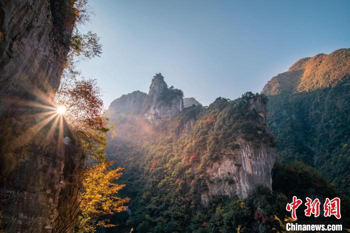 朝霞?！∏貪h忠 攝