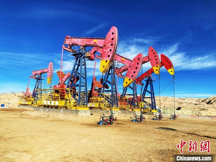 圖為青海油田采油基地?！O睿 攝