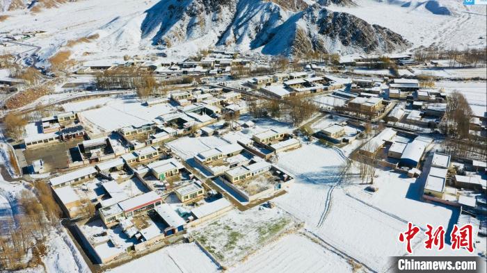 圖為鄉(xiāng)村被白雪覆蓋?！《继m縣融媒體中心供圖