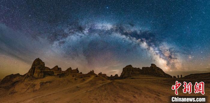 資料圖為冷湖賽什騰山天文臺址的星空。　冷湖工業(yè)園區(qū)供圖
