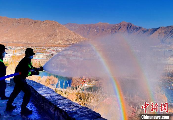 12月6日，布達(dá)拉宮消防救援大隊(duì)在布達(dá)拉宮山體林草區(qū)域開展?jié)窕ぷ??！㈣?攝