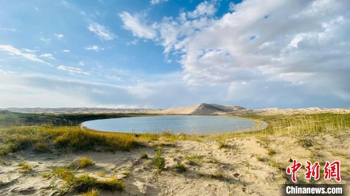 圖為青海湖沙島風(fēng)光?！±罱瓕?攝