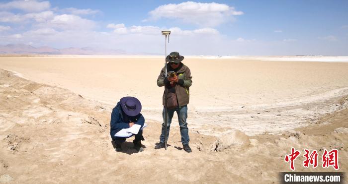 圖為鹽湖礦產(chǎn)資源國(guó)情調(diào)查。(資料圖) 柴綜院 供圖