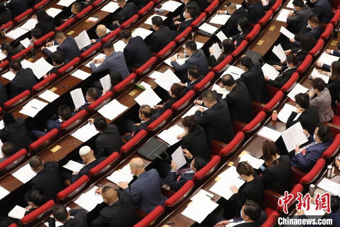 圖為會(huì)議現(xiàn)場(chǎng)，參會(huì)代表正在聽取政府工作報(bào)告。　祁增蓓 攝